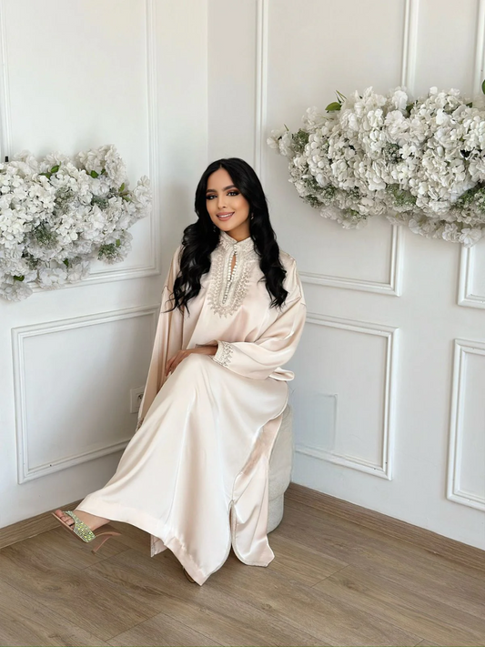 Abaya Zohor Beige – Elegante tunica marocchina da casa e ricevimenti – vista del prodotto 2