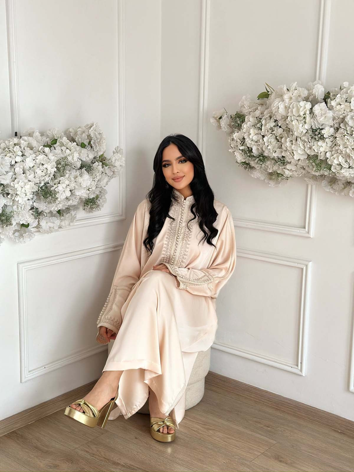 Abaya Sawsan Beige – Tunica Marocchina Elegante per Casa e Cerimonie – vista del prodotto 2
