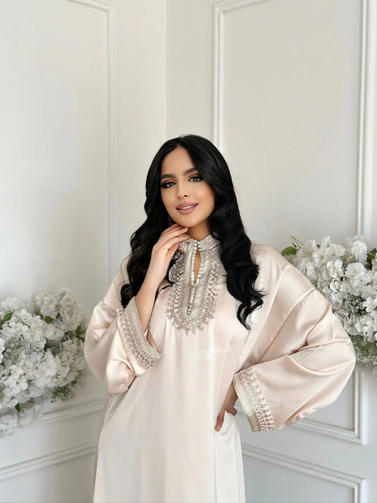 Abaya Zohor Beige – Elegante tunica marocchina da casa e ricevimenti