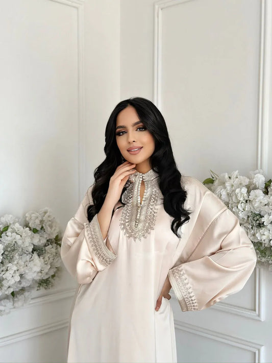 Abaya Zohor Beige – Elegante tunica marocchina da casa e ricevimenti